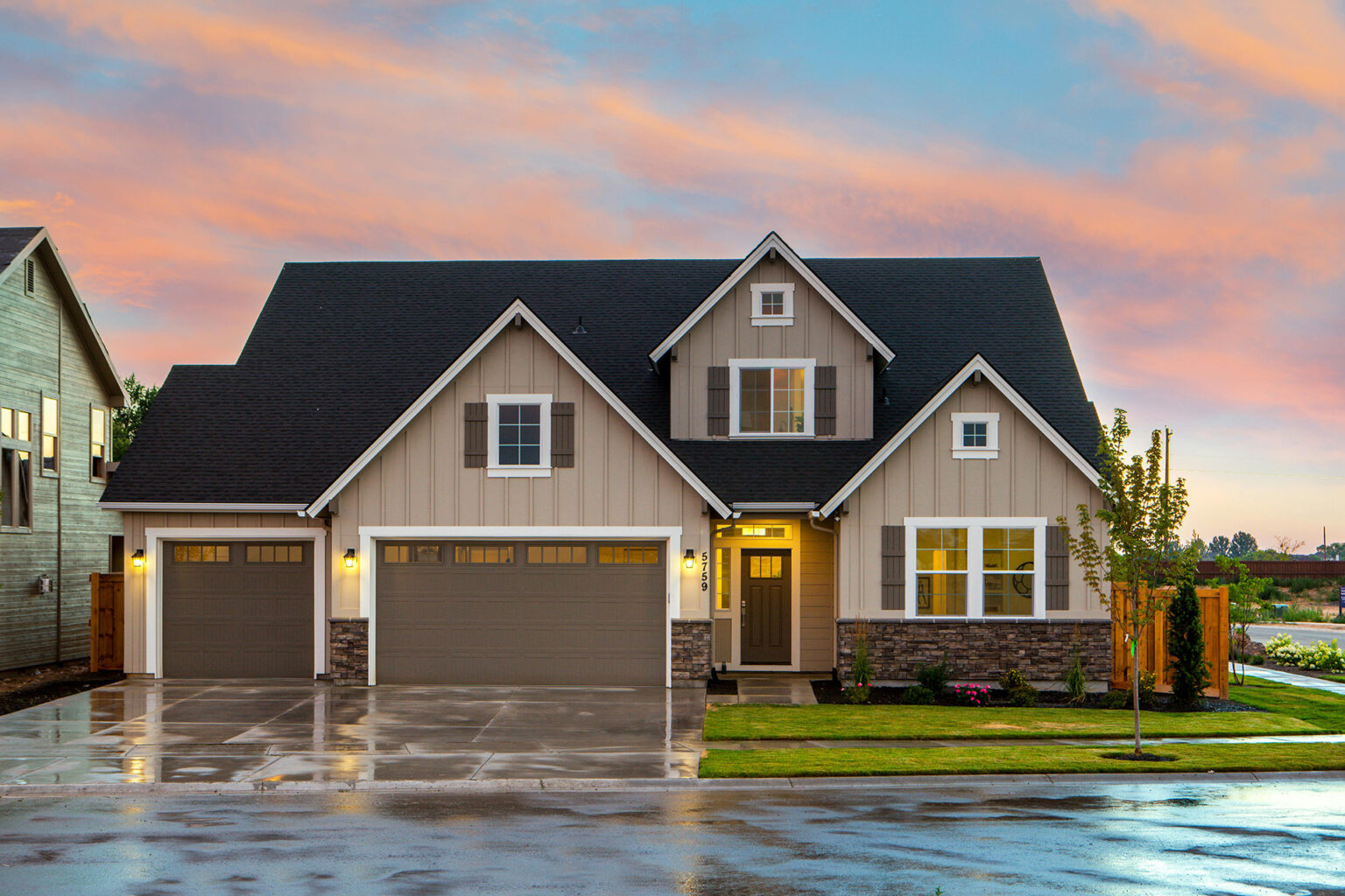 A home that shows beautiful house curb appeal